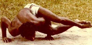 Henry Naiken performing Astavakrasana