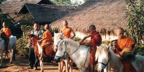 Monks Begging for help for the Shan people.