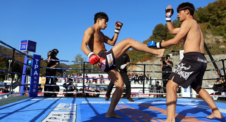 Fighter Myoung Jae-Ook and fighter Kim Min-Hyung in NeoFight 14