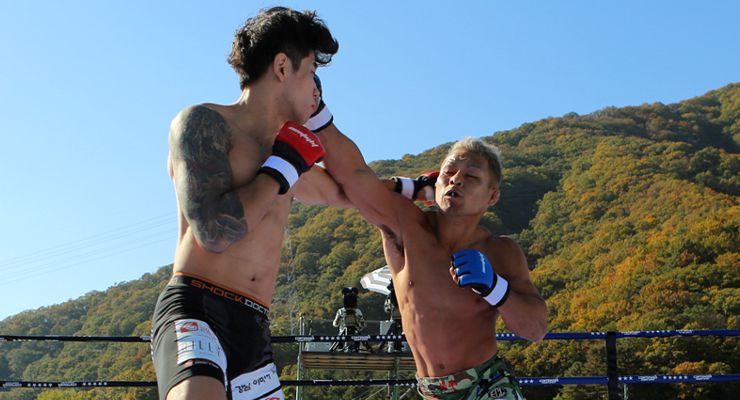 Korean fighter Kim Min-Woo and Japanese fighter Shuhei Higashi at NeoFight 14