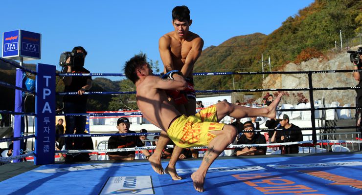 Korean fighter Ohk Rae-Yoon and Japanese fighter Amimoto Norihisa and in NeoFight 14