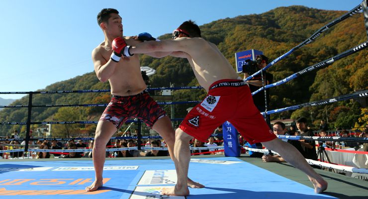 Korean fighter Kim Yong-Hee and Japanese fighter, Koji Takuchi at NeoFight 14