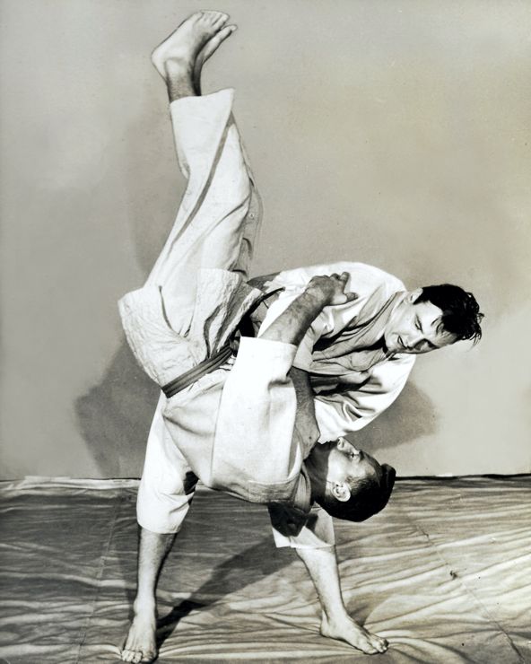 Tegner-demonstrating-his-judo-skills-740