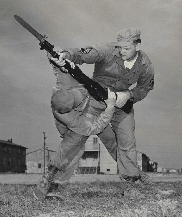 tegner-instructing-hand-to-hand-combat-military-740